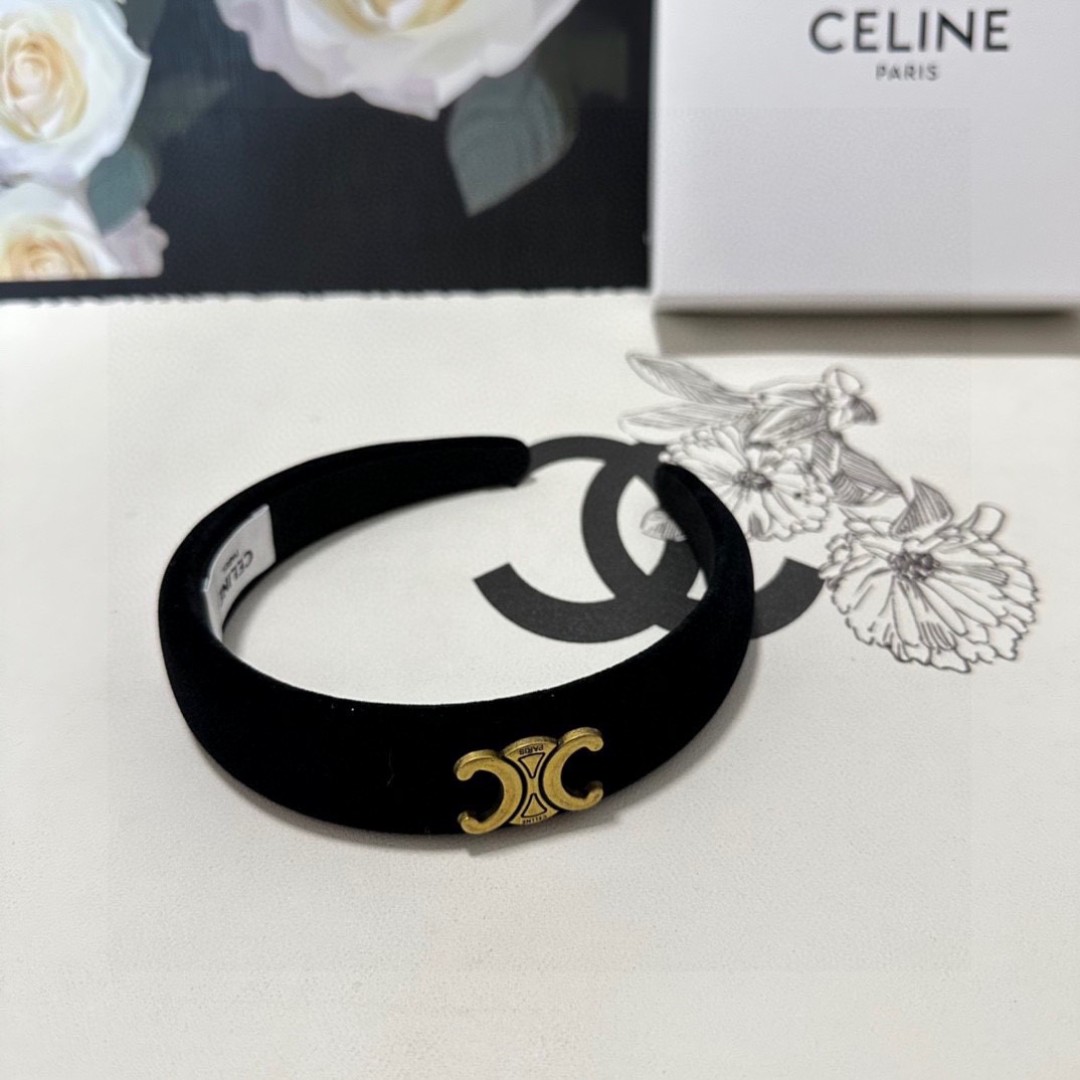  配专柜包装
Celine（赛琳）最新丝绒发箍
官网同款 小仙女快入手
特殊材质 不嘞头
可盐可甜～