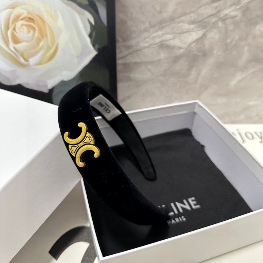  配专柜包装
Celine（赛琳）最新丝绒发箍
官网同款 小仙女快入手
特殊材质 不嘞头
可盐可甜～