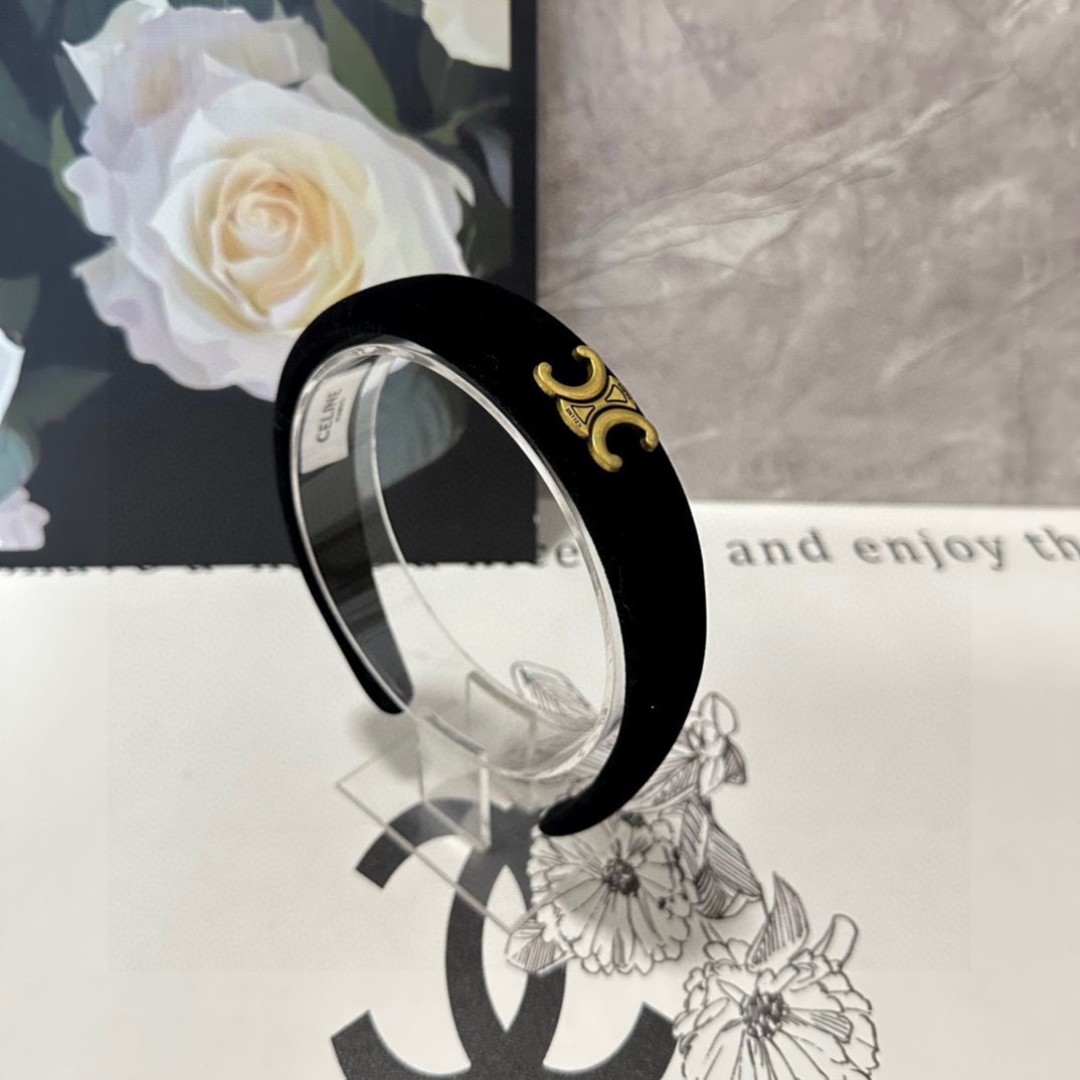  配专柜包装
Celine（赛琳）最新丝绒发箍
官网同款 小仙女快入手
特殊材质 不嘞头
可盐可甜～