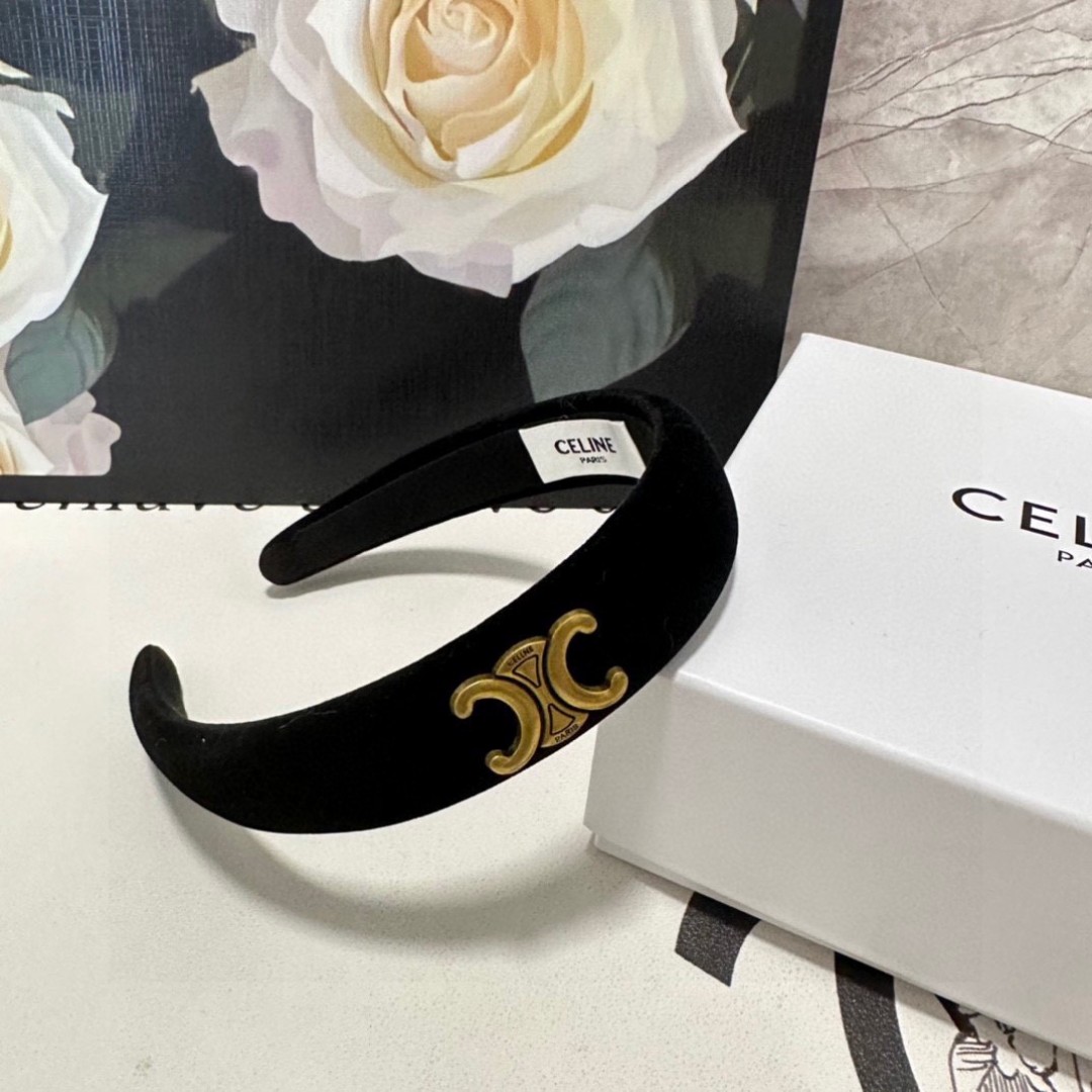  配专柜包装
Celine（赛琳）最新丝绒发箍
官网同款 小仙女快入手
特殊材质 不嘞头
可盐可甜～