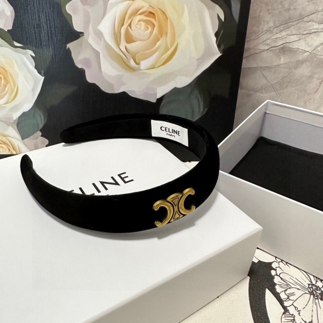  配专柜包装
Celine（赛琳）最新丝绒发箍
官网同款 小仙女快入手
特殊材质 不嘞头
可盐可甜～