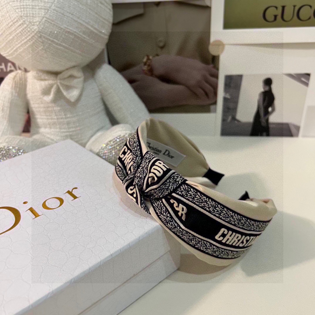  配专柜包装
DIOR（迪奥）最新发箍
小仙女快入手
特殊材质 不嘞头
可盐可甜～