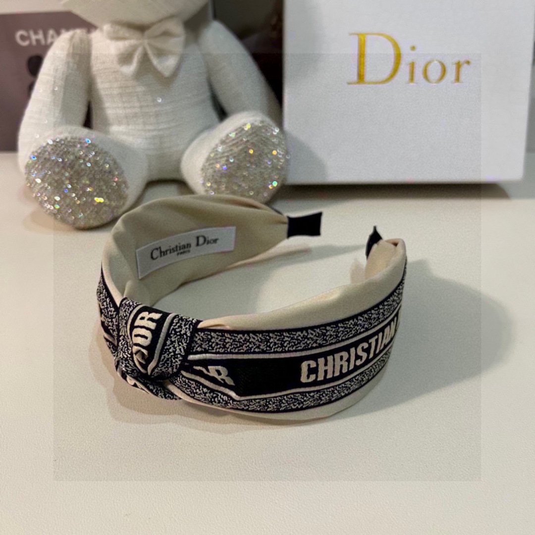  配专柜包装
DIOR（迪奥）最新发箍
小仙女快入手
特殊材质 不嘞头
可盐可甜～