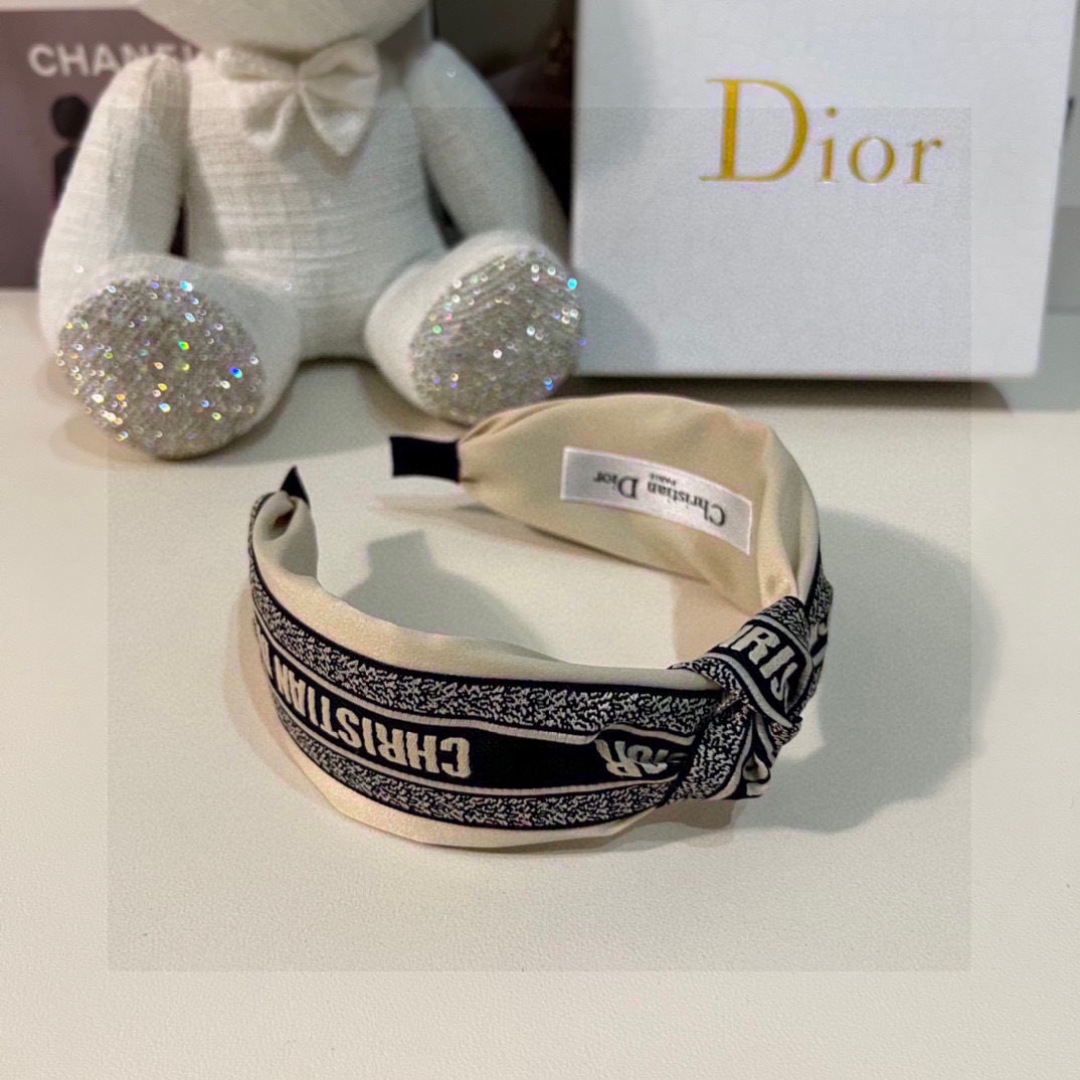  配专柜包装
DIOR（迪奥）最新发箍
小仙女快入手
特殊材质 不嘞头
可盐可甜～