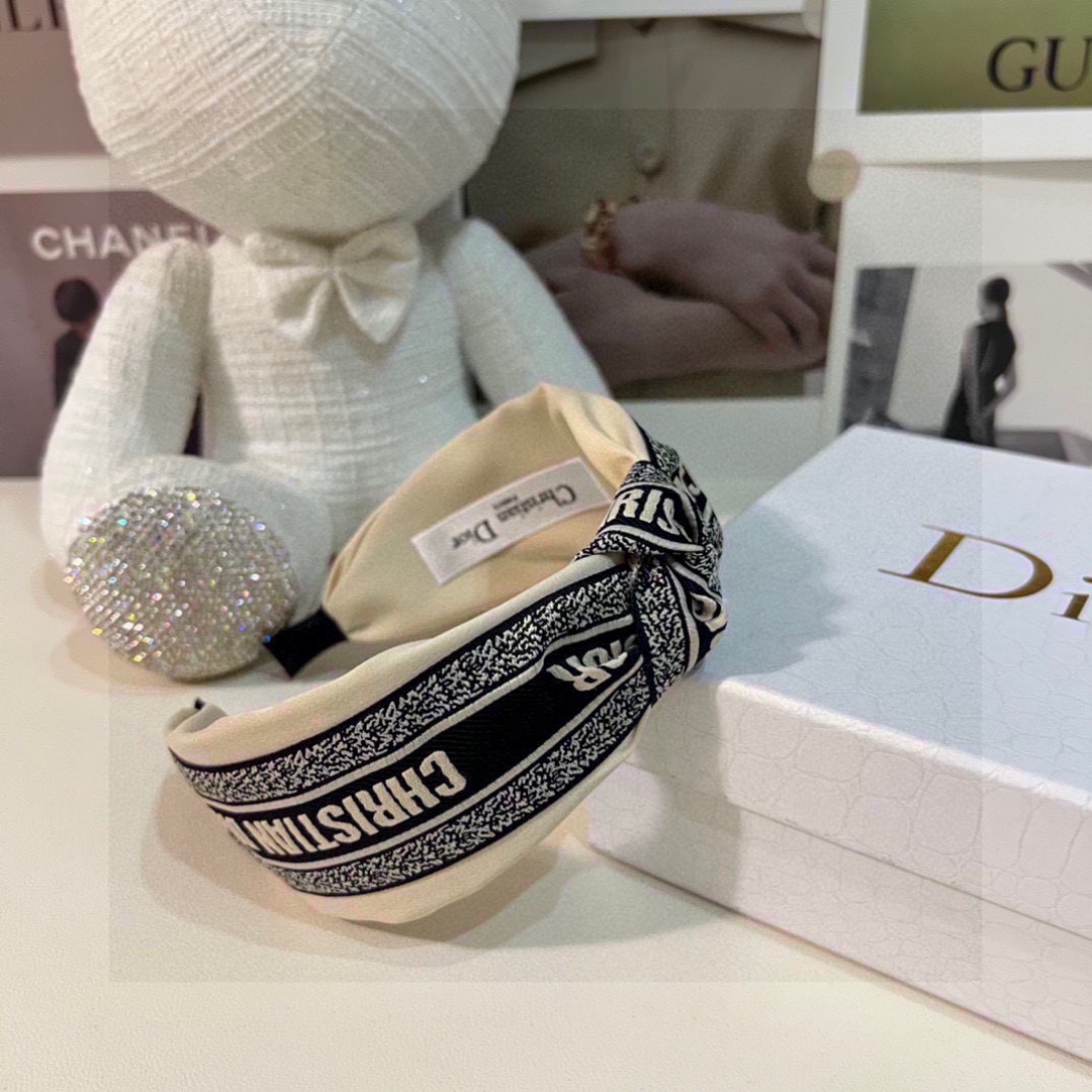  配专柜包装
DIOR（迪奥）最新发箍
小仙女快入手
特殊材质 不嘞头
可盐可甜～