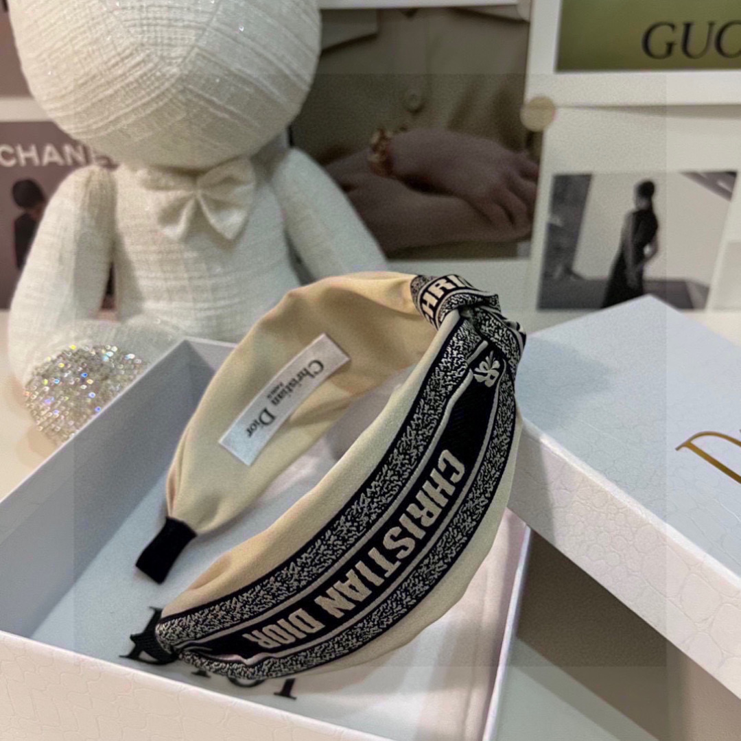  配专柜包装
DIOR（迪奥）最新发箍
小仙女快入手
特殊材质 不嘞头
可盐可甜～
