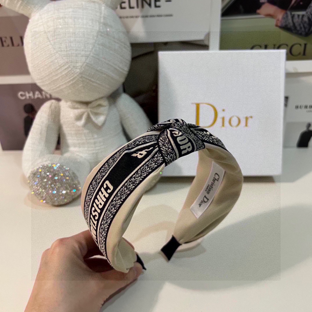  配专柜包装
DIOR（迪奥）最新发箍
小仙女快入手
特殊材质 不嘞头
可盐可甜～
