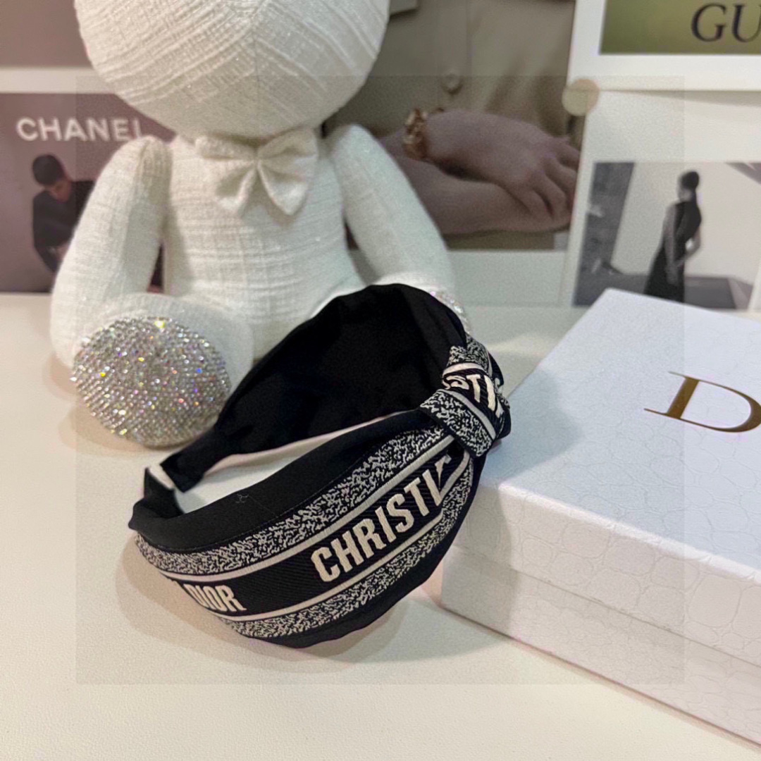  配专柜包装
DIOR（迪奥）最新发箍
小仙女快入手
特殊材质 不嘞头
可盐可甜～