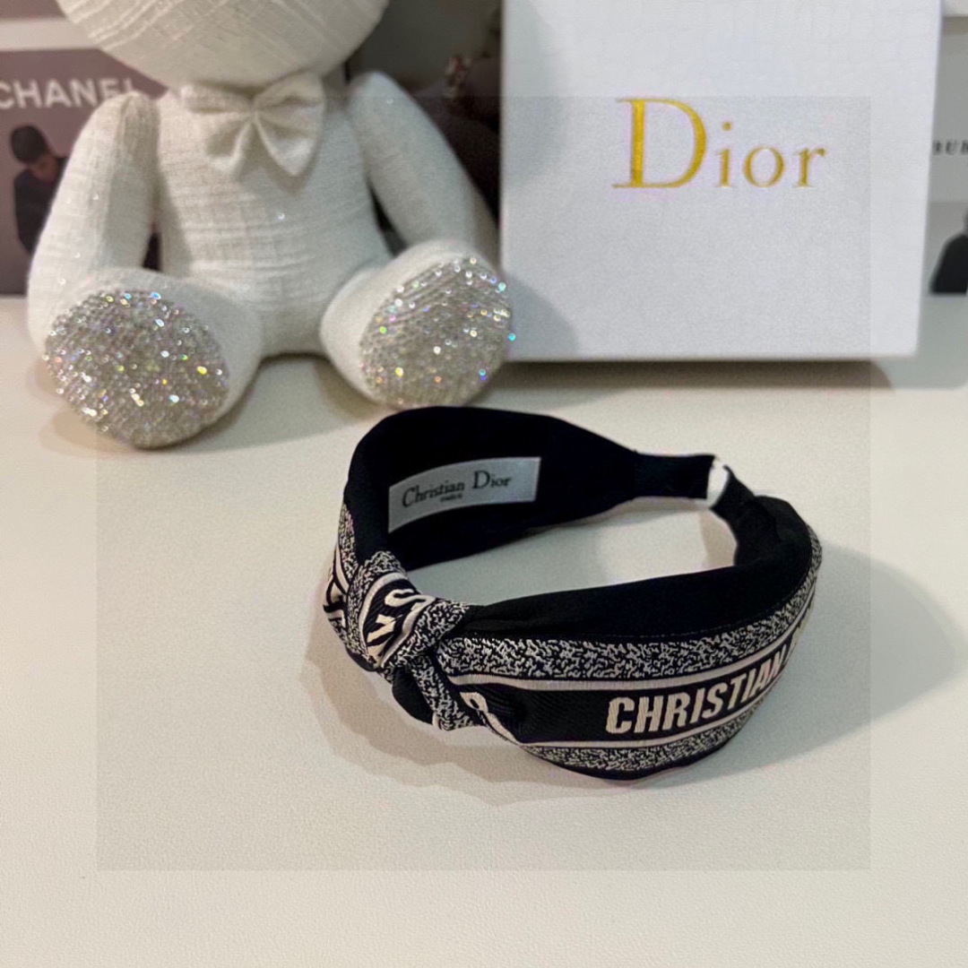  配专柜包装
DIOR（迪奥）最新发箍
小仙女快入手
特殊材质 不嘞头
可盐可甜～