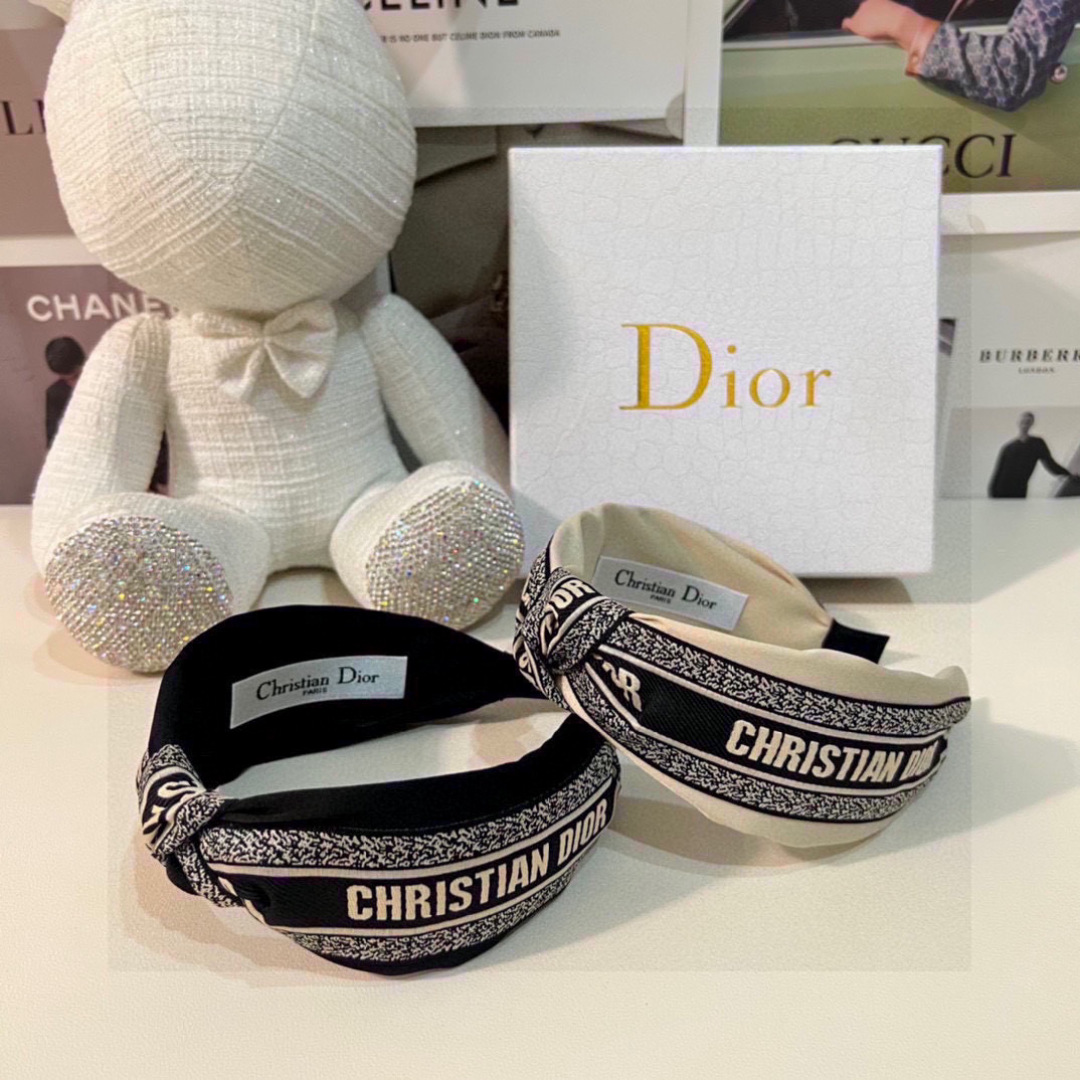  配专柜包装
DIOR（迪奥）最新发箍
小仙女快入手
特殊材质 不嘞头
可盐可甜～