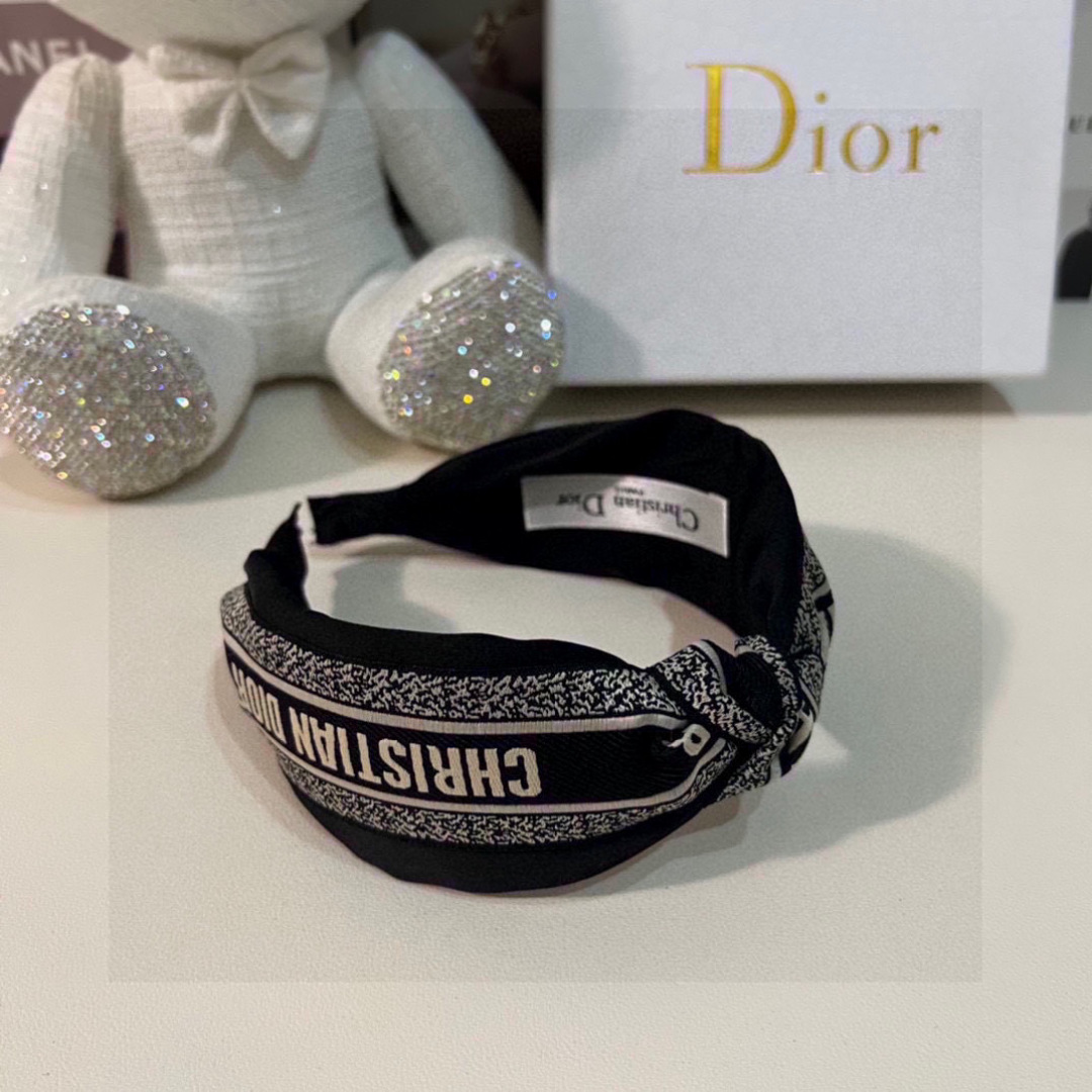 配专柜包装
DIOR（迪奥）最新发箍
小仙女快入手
特殊材质 不嘞头
可盐可甜～
