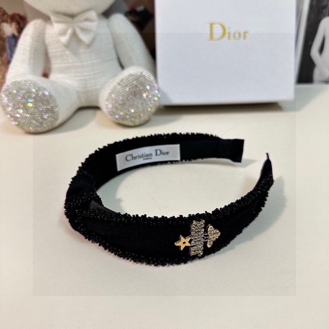  配全套包装
DIOR（迪奥）爆款发箍，专柜款出货
一看就特别高档 超级百搭 必须自留