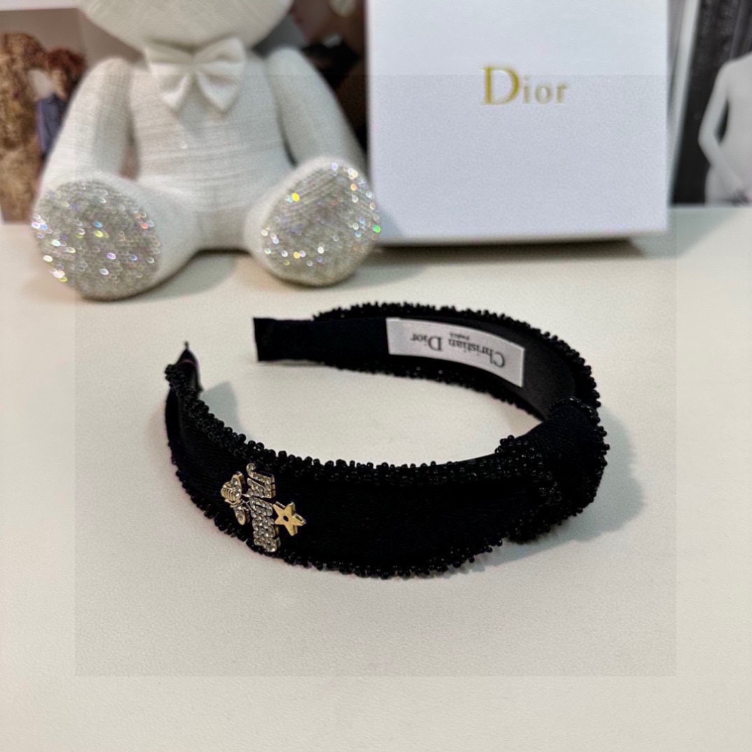  配全套包装
DIOR（迪奥）爆款发箍，专柜款出货
一看就特别高档 超级百搭 必须自留