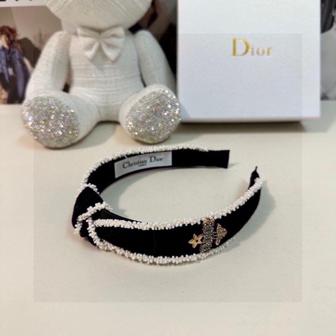  配全套包装
DIOR（迪奥）爆款发箍，专柜款出货
一看就特别高档 超级百搭 必须自留