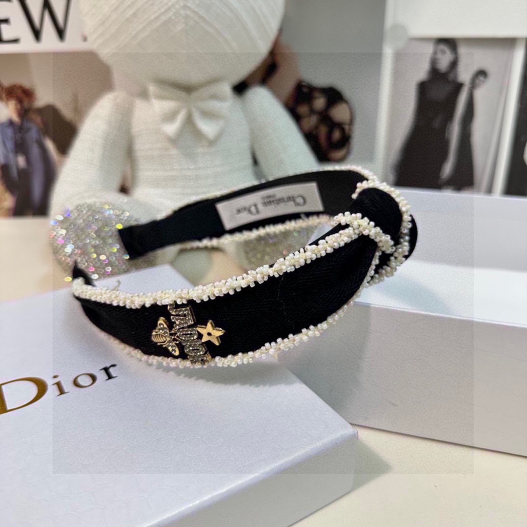  配全套包装
DIOR（迪奥）爆款发箍，专柜款出货
一看就特别高档 超级百搭 必须自留