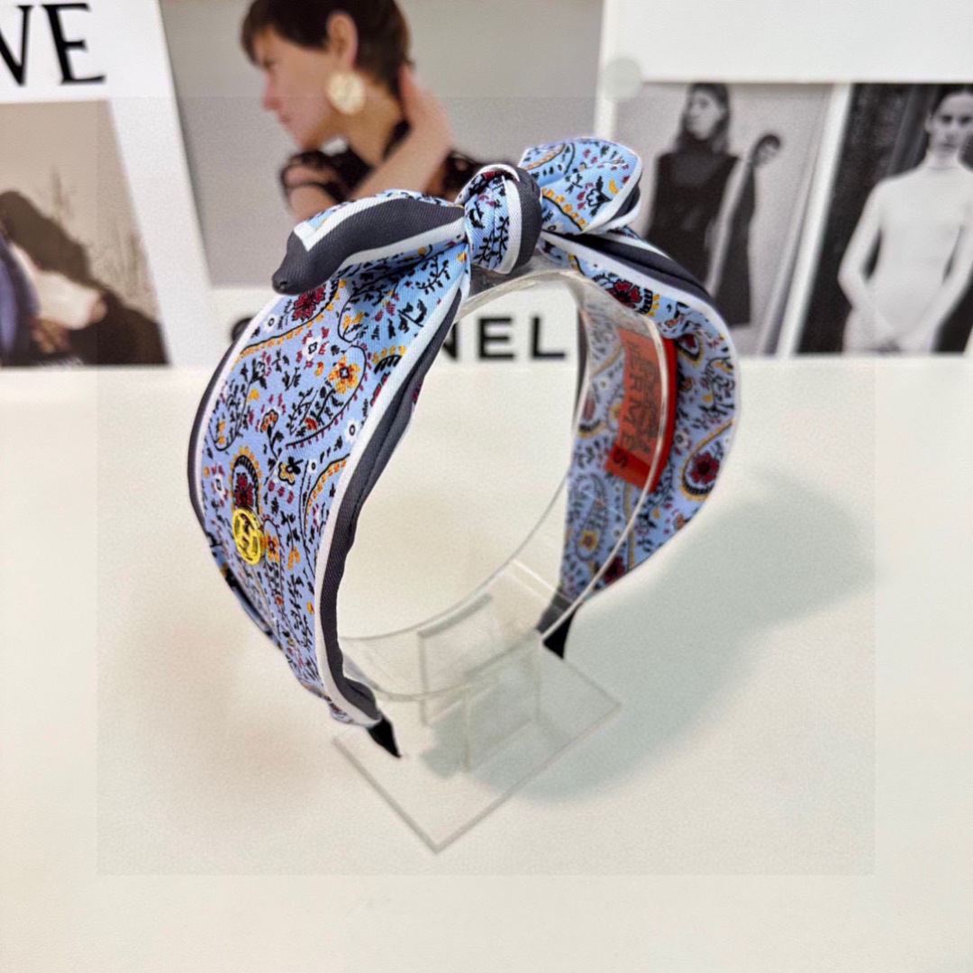  配专柜包装
HERMÈS （爱马仕）最新发箍#
信我！人手必备的单品 这件必须买
洋气神仙颜值💕💫
小