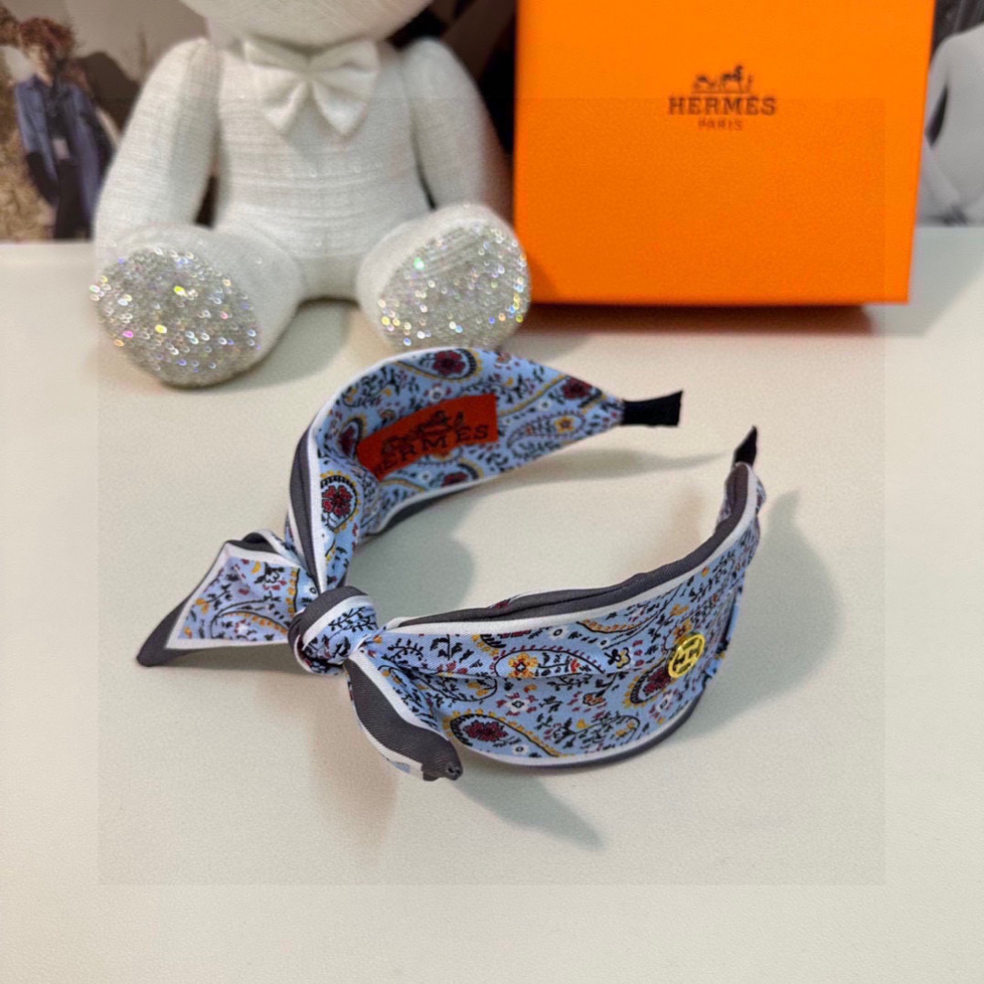 配专柜包装
HERMÈS （爱马仕）最新发箍#
信我！人手必备的单品 这件必须买
洋气神仙颜值💕💫
小
