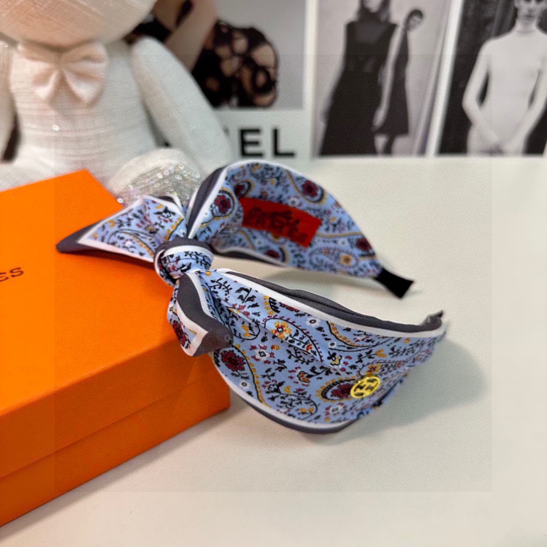  配专柜包装
HERMÈS （爱马仕）最新发箍#
信我！人手必备的单品 这件必须买
洋气神仙颜值💕💫
小