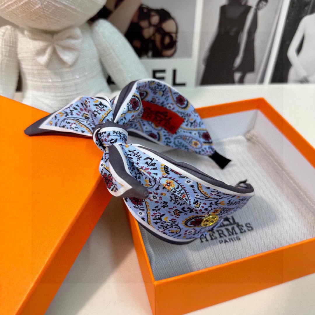  配专柜包装
HERMÈS （爱马仕）最新发箍#
信我！人手必备的单品 这件必须买
洋气神仙颜值💕💫
小