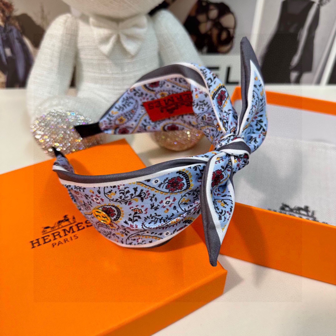  配专柜包装
HERMÈS （爱马仕）最新发箍#
信我！人手必备的单品 这件必须买
洋气神仙颜值💕💫
小