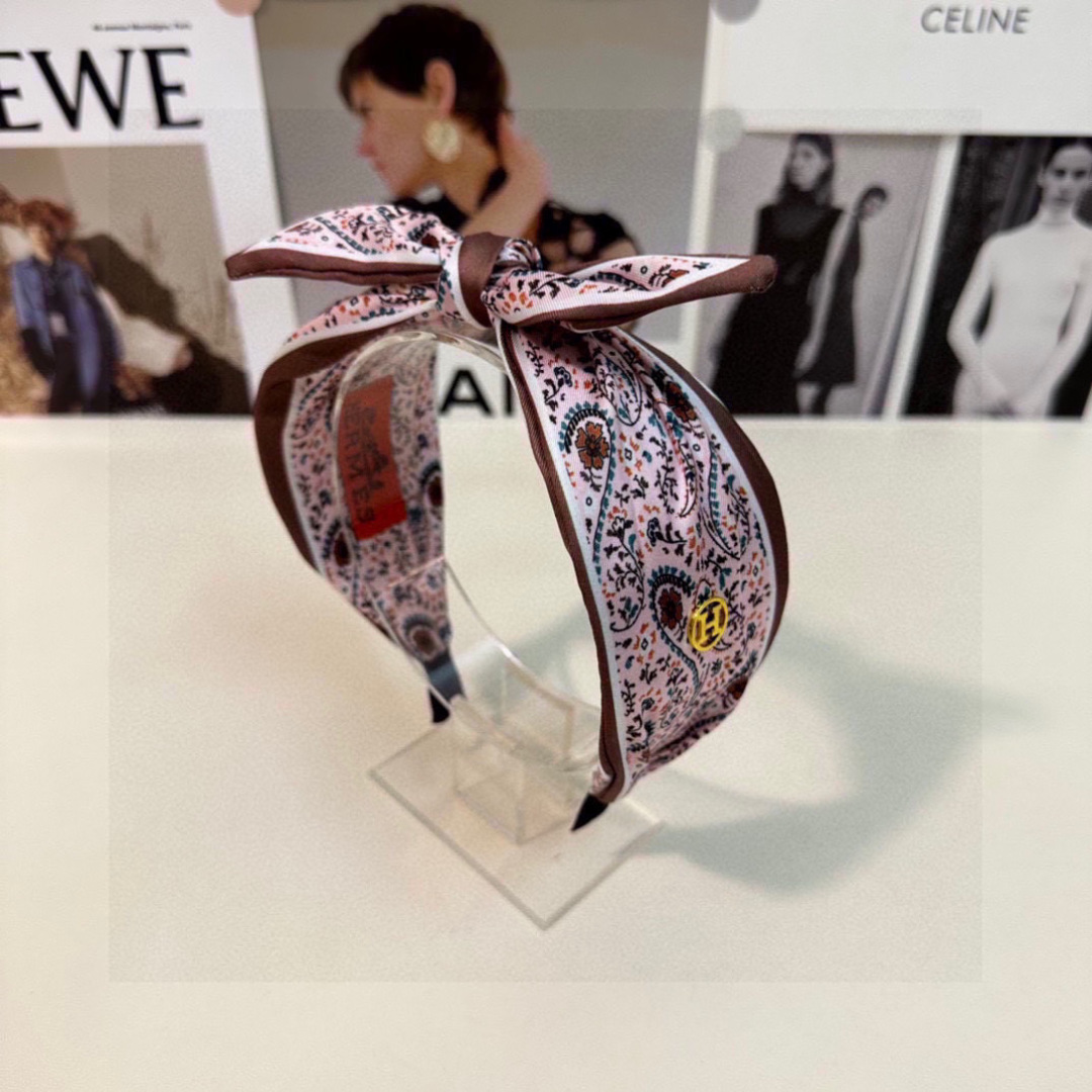  配专柜包装
HERMÈS （爱马仕）最新发箍#
信我！人手必备的单品 这件必须买
洋气神仙颜值💕💫
小