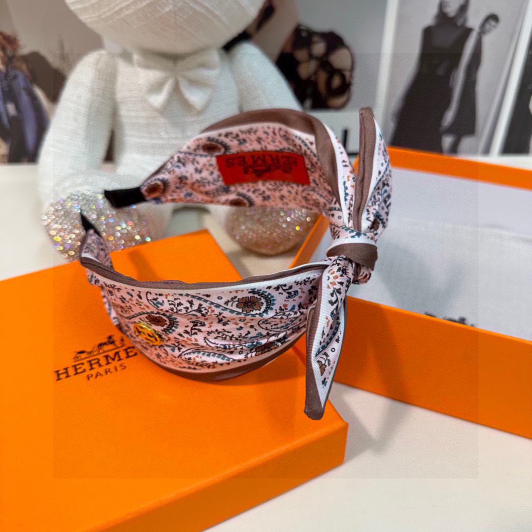  配专柜包装
HERMÈS （爱马仕）最新发箍#
信我！人手必备的单品 这件必须买
洋气神仙颜值💕💫
小