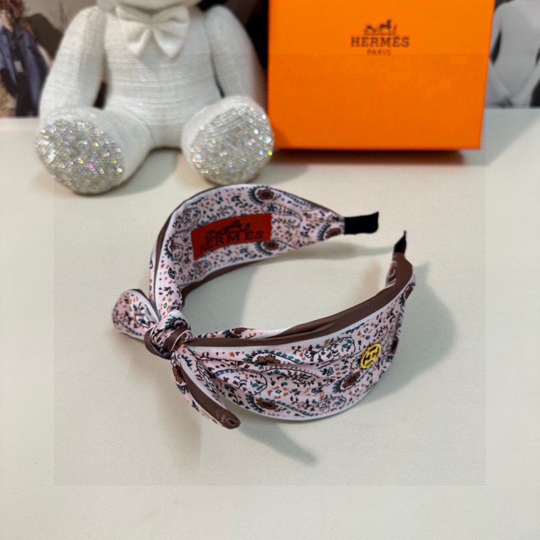  配专柜包装
HERMÈS （爱马仕）最新发箍#
信我！人手必备的单品 这件必须买
洋气神仙颜值💕💫
小