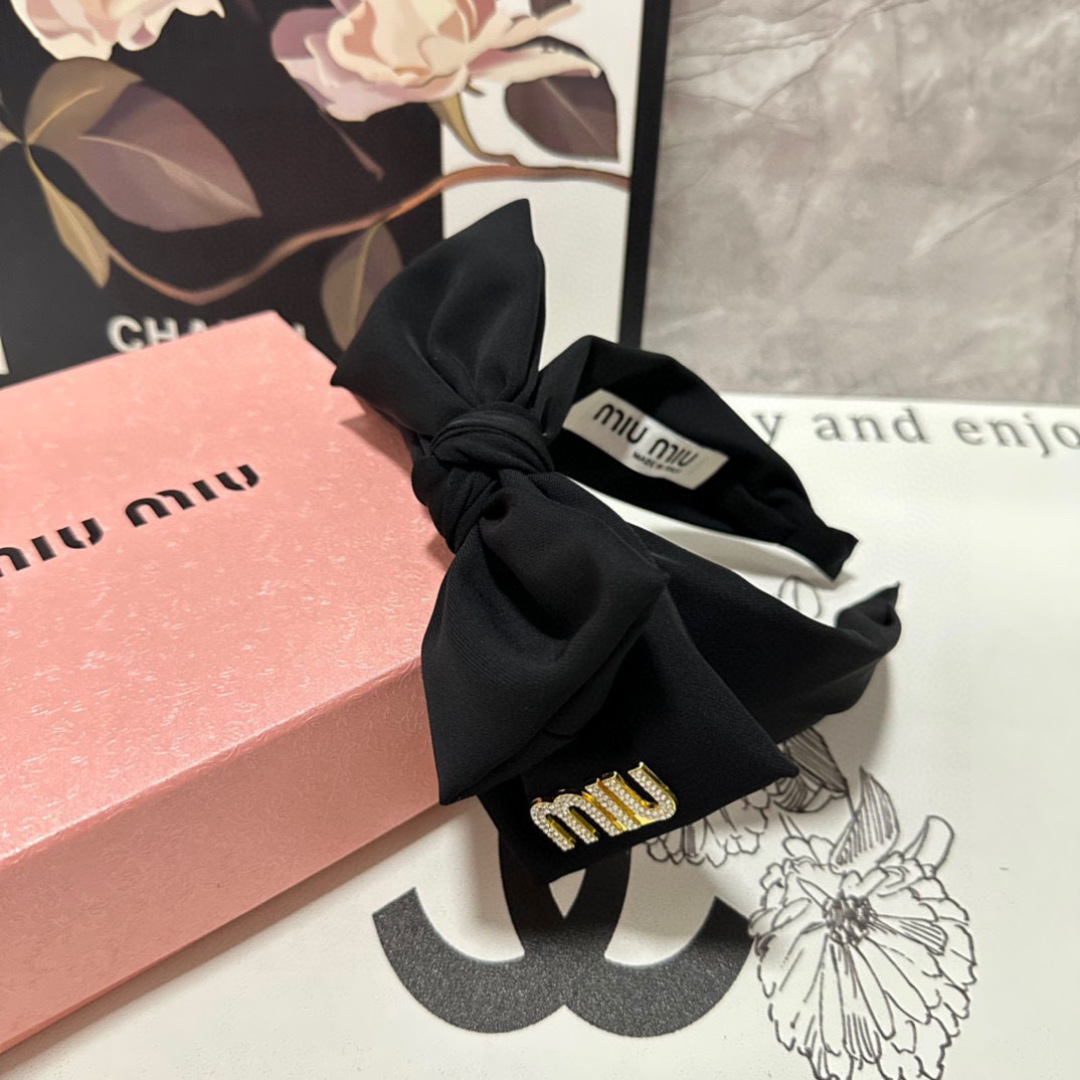  配专柜包装
MiuMiu（缪缪）最新发箍
小仙女快入手
特殊材质 不嘞头
可盐可甜～
