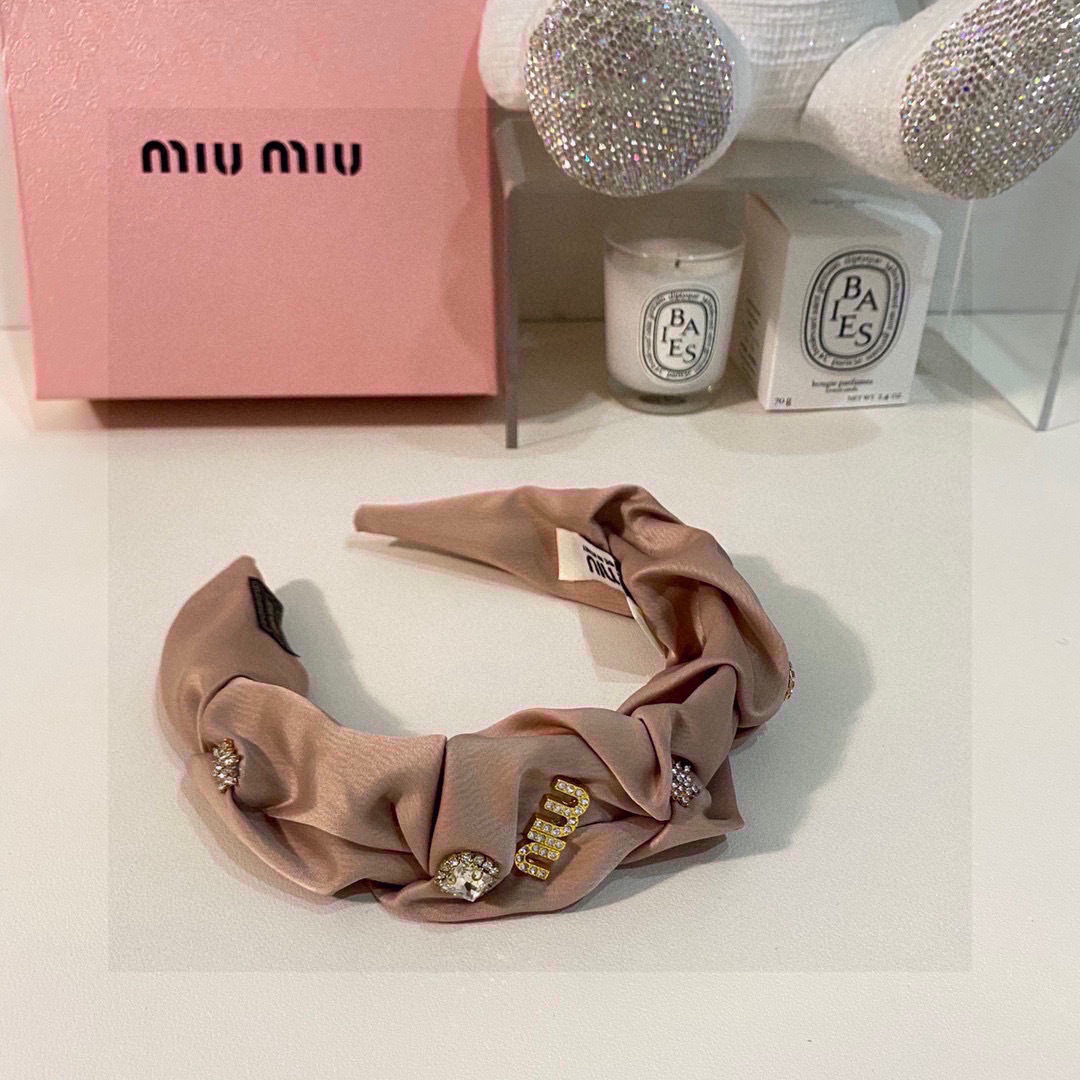   配专柜包装
MIUMIU（缪缪）春夏名媛珍珠花苞高工发箍
摸起来特别有质感💜高工制作 时髦精 小仙女