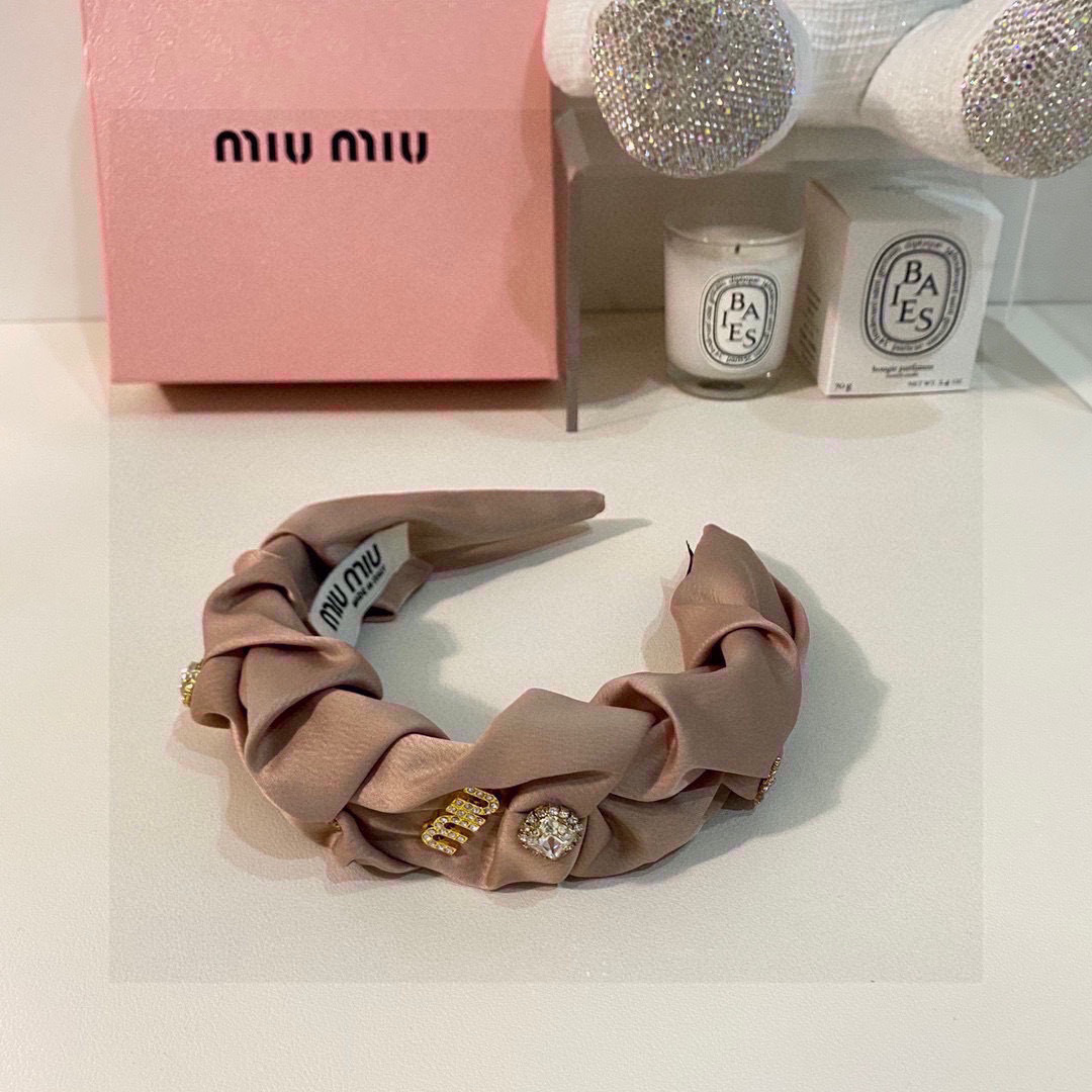   配专柜包装
MIUMIU（缪缪）春夏名媛珍珠花苞高工发箍
摸起来特别有质感💜高工制作 时髦精 小仙女