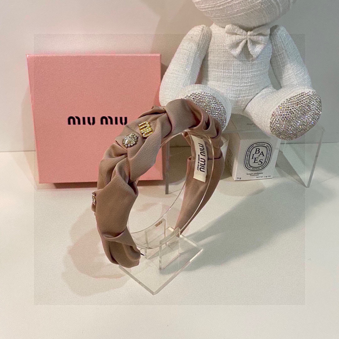   配专柜包装
MIUMIU（缪缪）春夏名媛珍珠花苞高工发箍
摸起来特别有质感💜高工制作 时髦精 小仙女