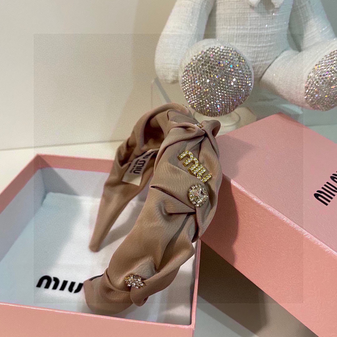   配专柜包装
MIUMIU（缪缪）春夏名媛珍珠花苞高工发箍
摸起来特别有质感💜高工制作 时髦精 小仙女