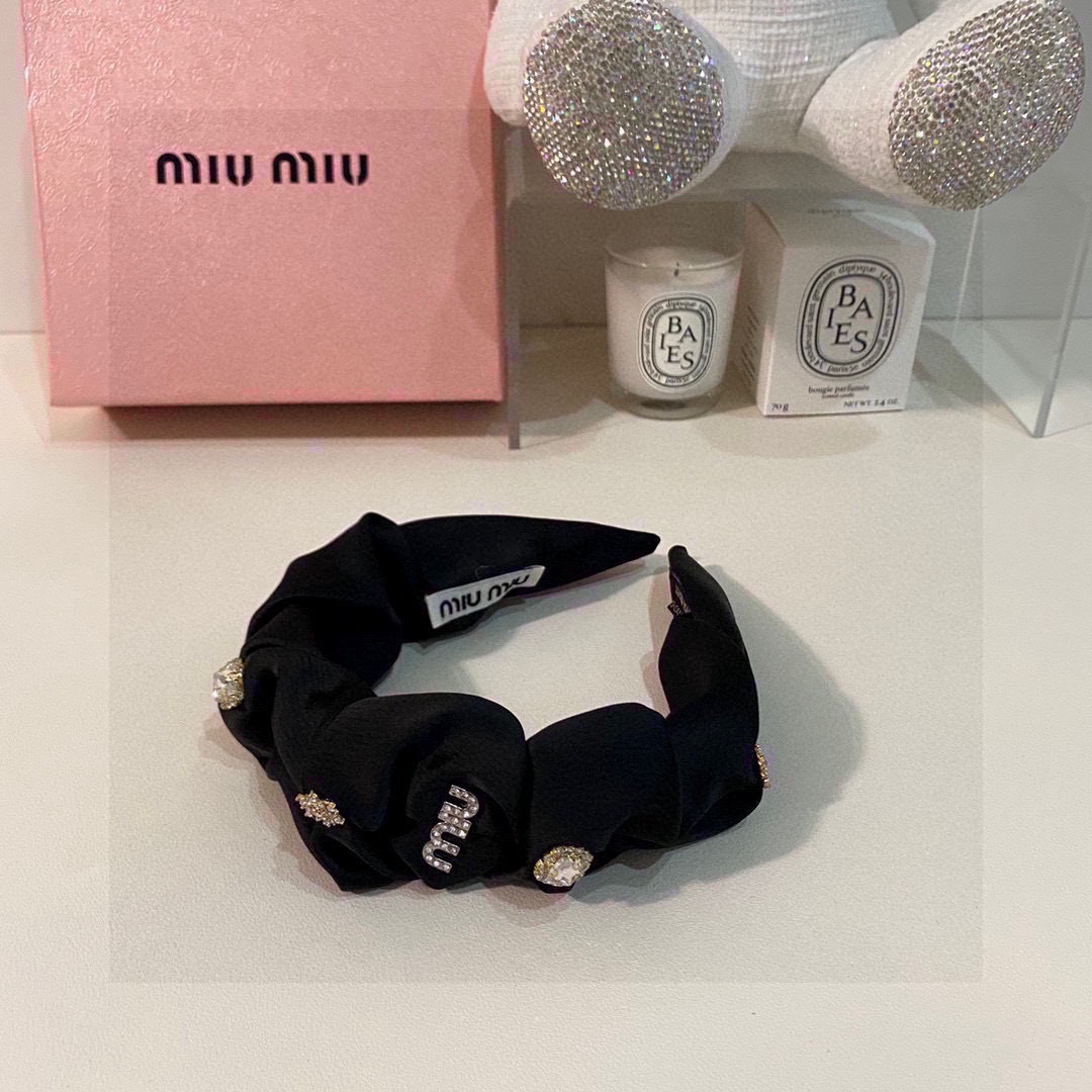   配专柜包装
MIUMIU（缪缪）春夏名媛珍珠花苞高工发箍
摸起来特别有质感💜高工制作 时髦精 小仙女
