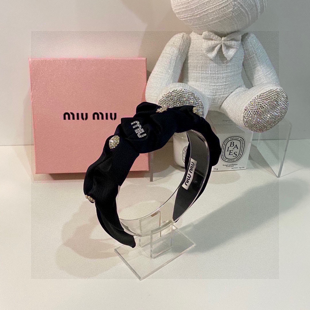   配专柜包装
MIUMIU（缪缪）春夏名媛珍珠花苞高工发箍
摸起来特别有质感💜高工制作 时髦精 小仙女