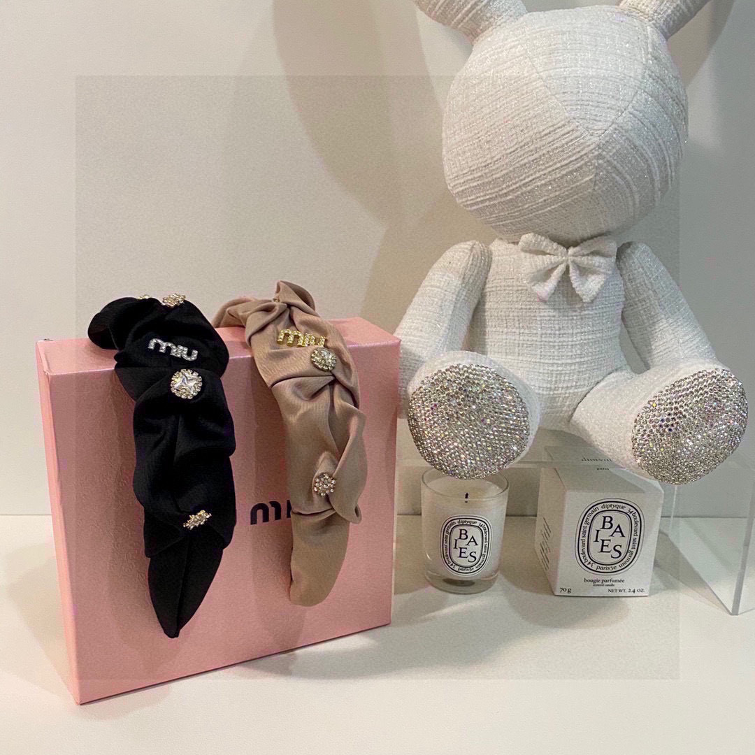   配专柜包装
MIUMIU（缪缪）春夏名媛珍珠花苞高工发箍
摸起来特别有质感💜高工制作 时髦精 小仙女