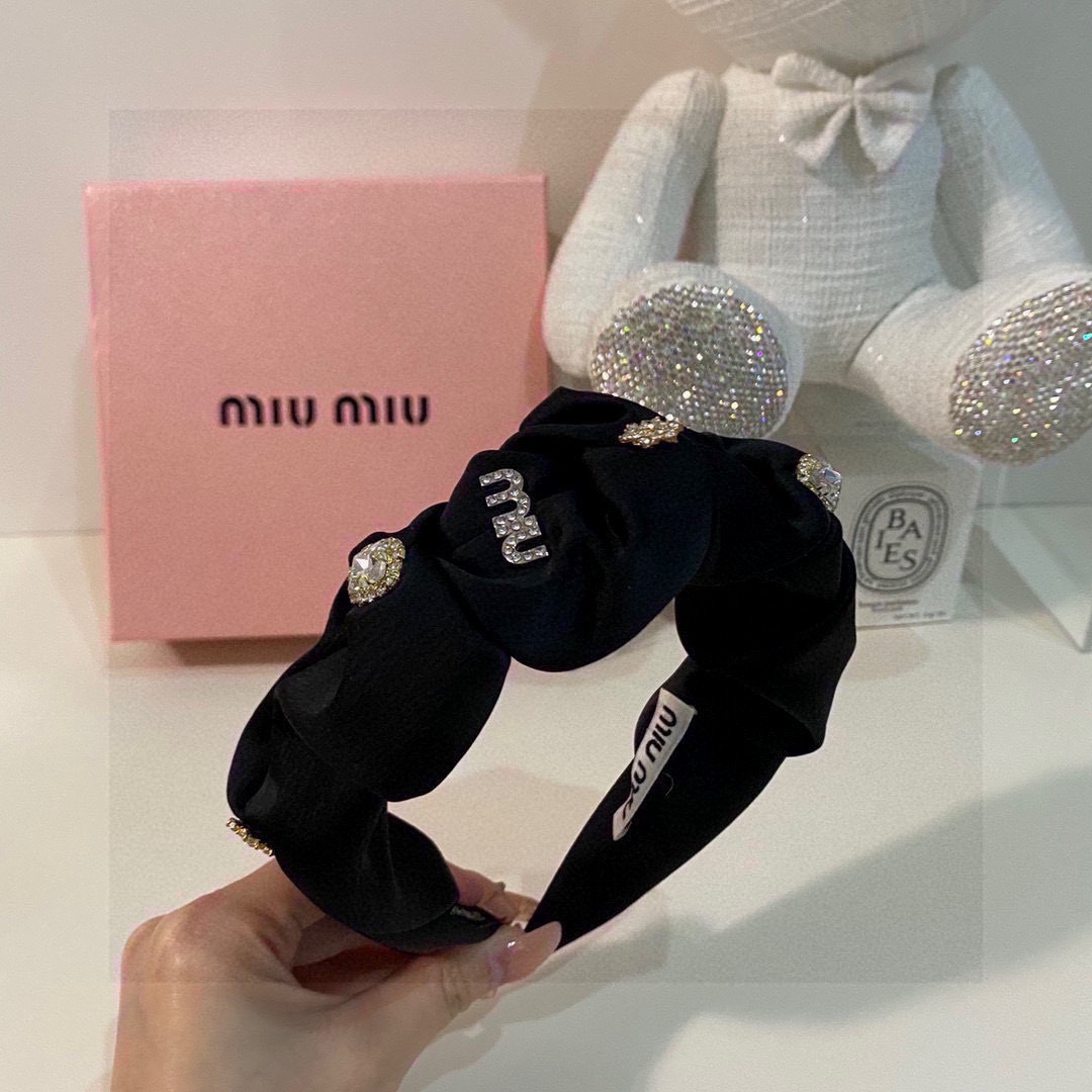   配专柜包装
MIUMIU（缪缪）春夏名媛珍珠花苞高工发箍
摸起来特别有质感💜高工制作 时髦精 小仙女