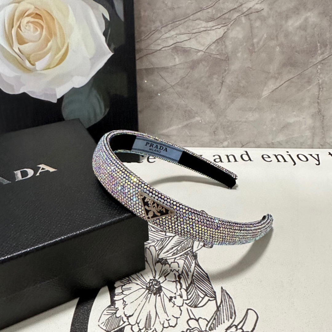  配专柜包装
Prada（普拉达）最新高工发箍
小仙女快入手
特殊材质 不嘞头
可盐可甜～