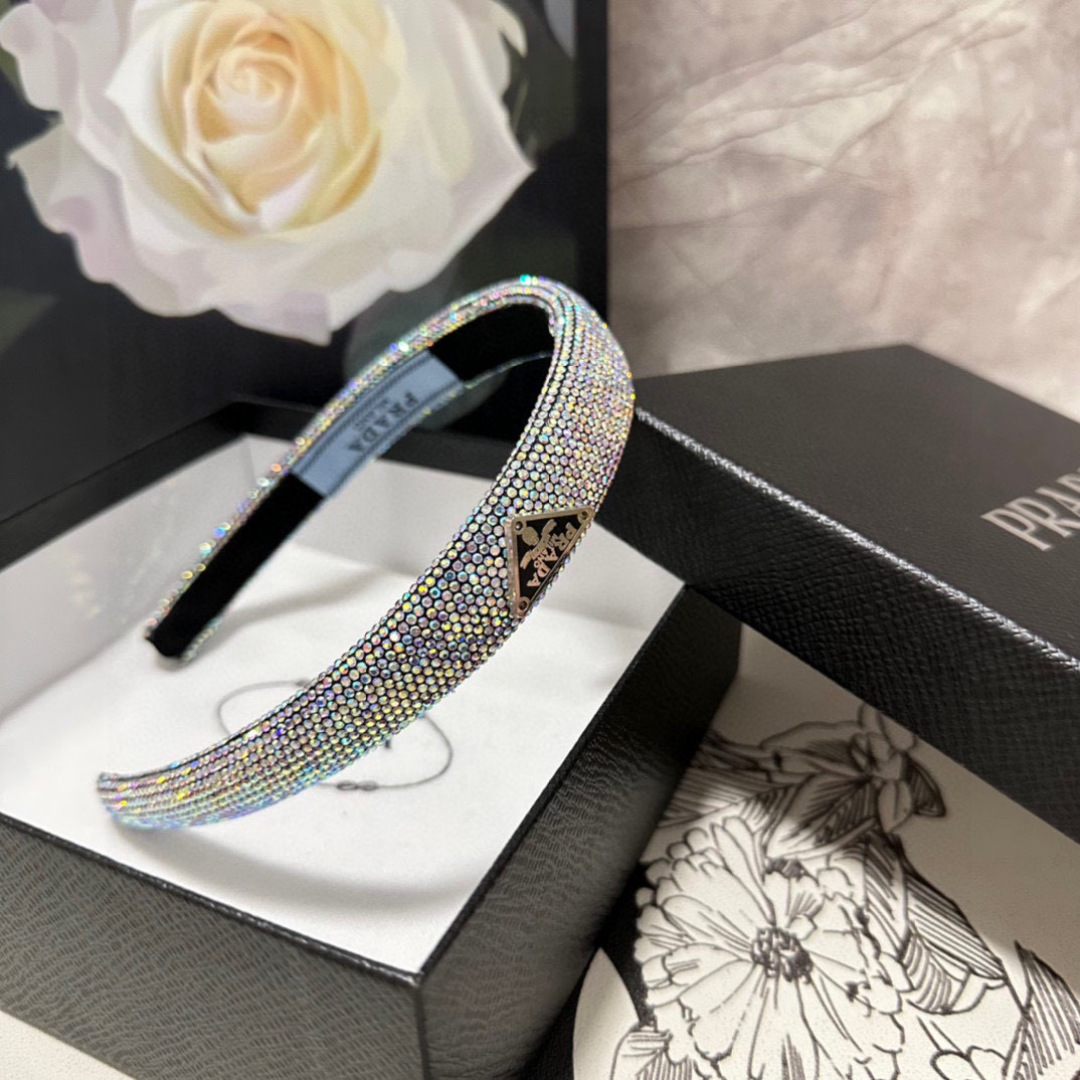  配专柜包装
Prada（普拉达）最新高工发箍
小仙女快入手
特殊材质 不嘞头
可盐可甜～