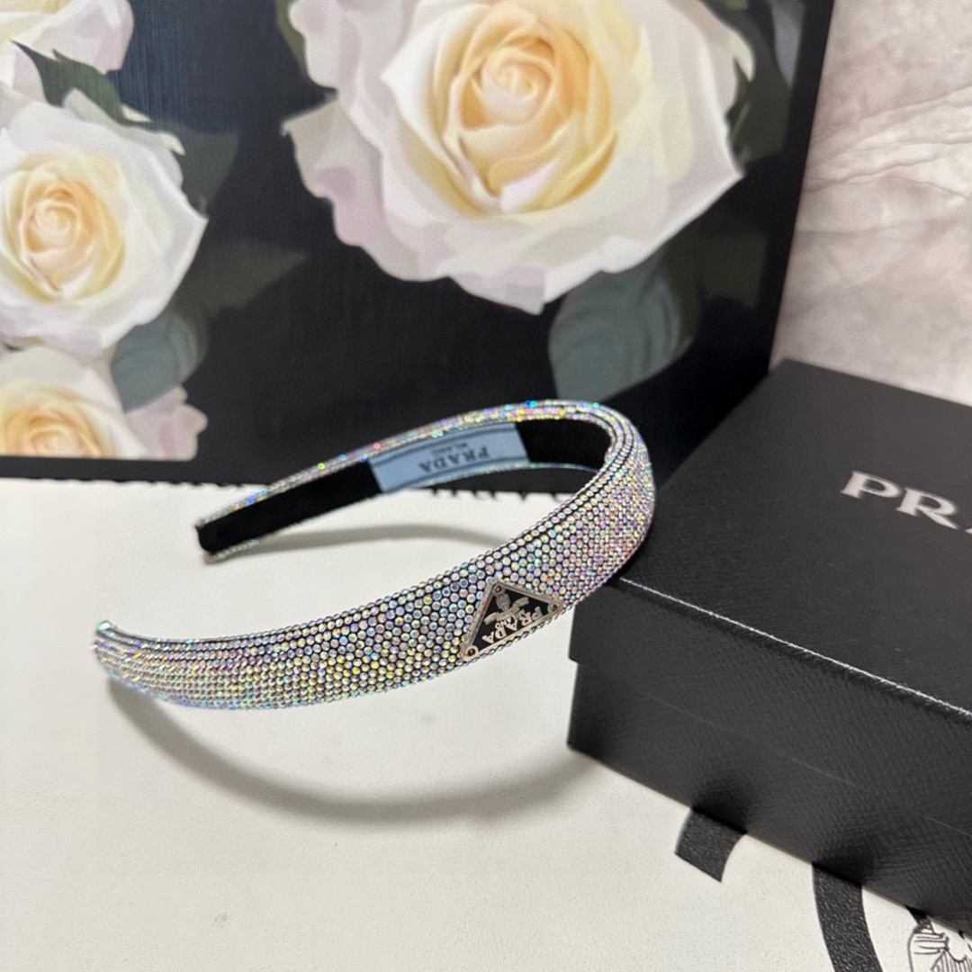  配专柜包装
Prada（普拉达）最新高工发箍
小仙女快入手
特殊材质 不嘞头
可盐可甜～