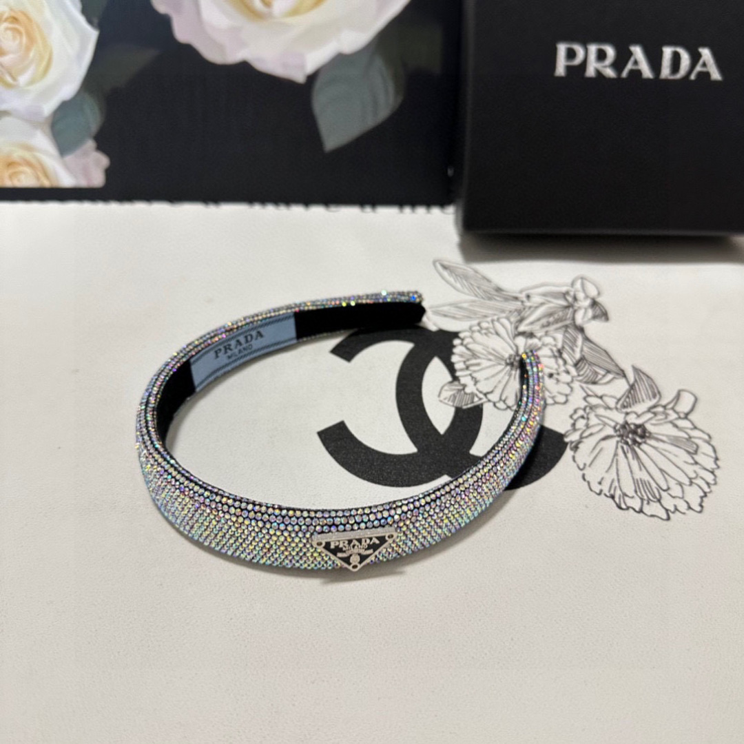  配专柜包装
Prada（普拉达）最新高工发箍
小仙女快入手
特殊材质 不嘞头
可盐可甜～