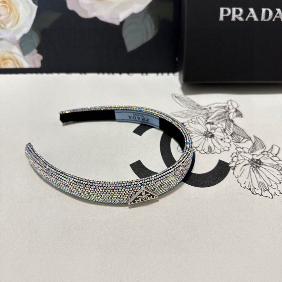  配专柜包装
Prada（普拉达）最新高工发箍
小仙女快入手
特殊材质 不嘞头
可盐可甜～