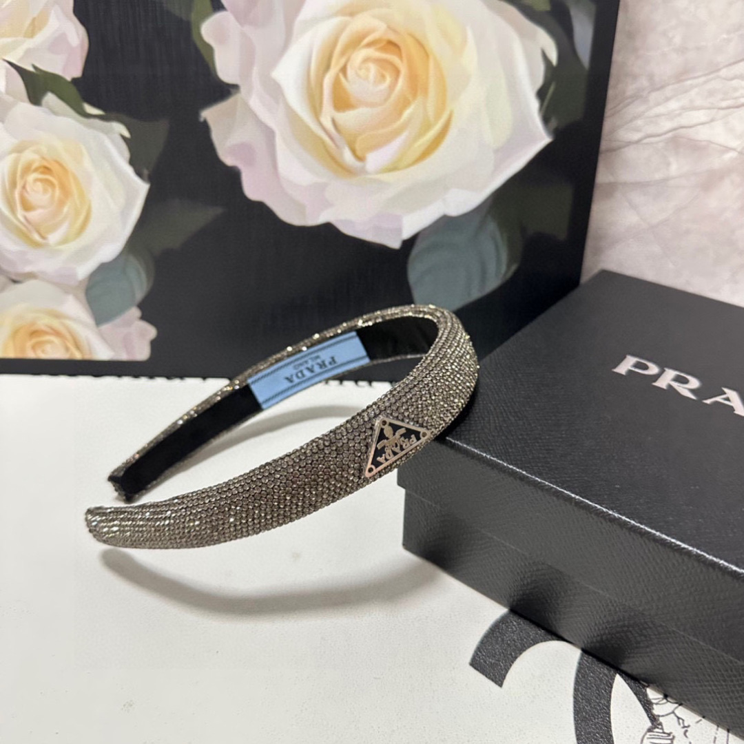  配专柜包装
Prada（普拉达）最新高工发箍
小仙女快入手
特殊材质 不嘞头
可盐可甜～