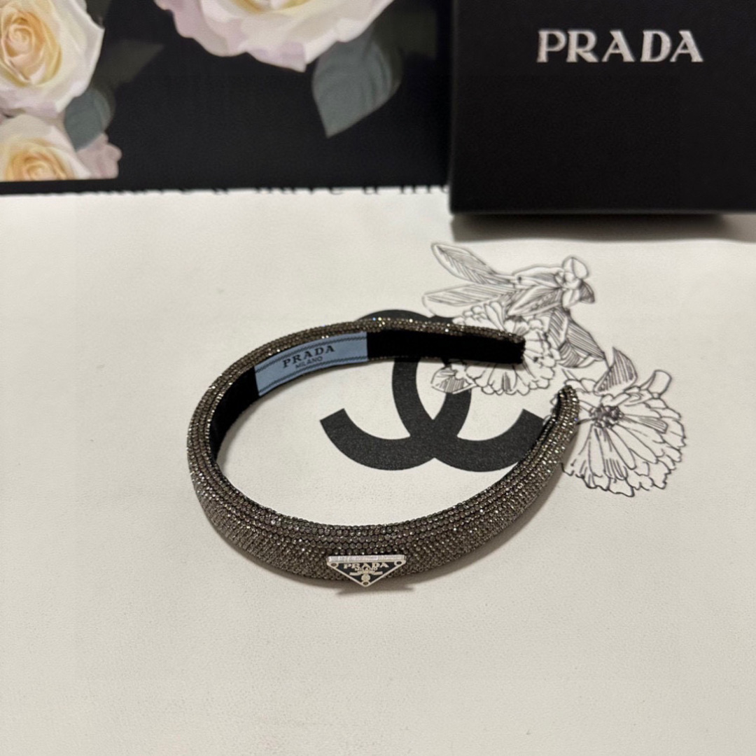  配专柜包装
Prada（普拉达）最新高工发箍
小仙女快入手
特殊材质 不嘞头
可盐可甜～