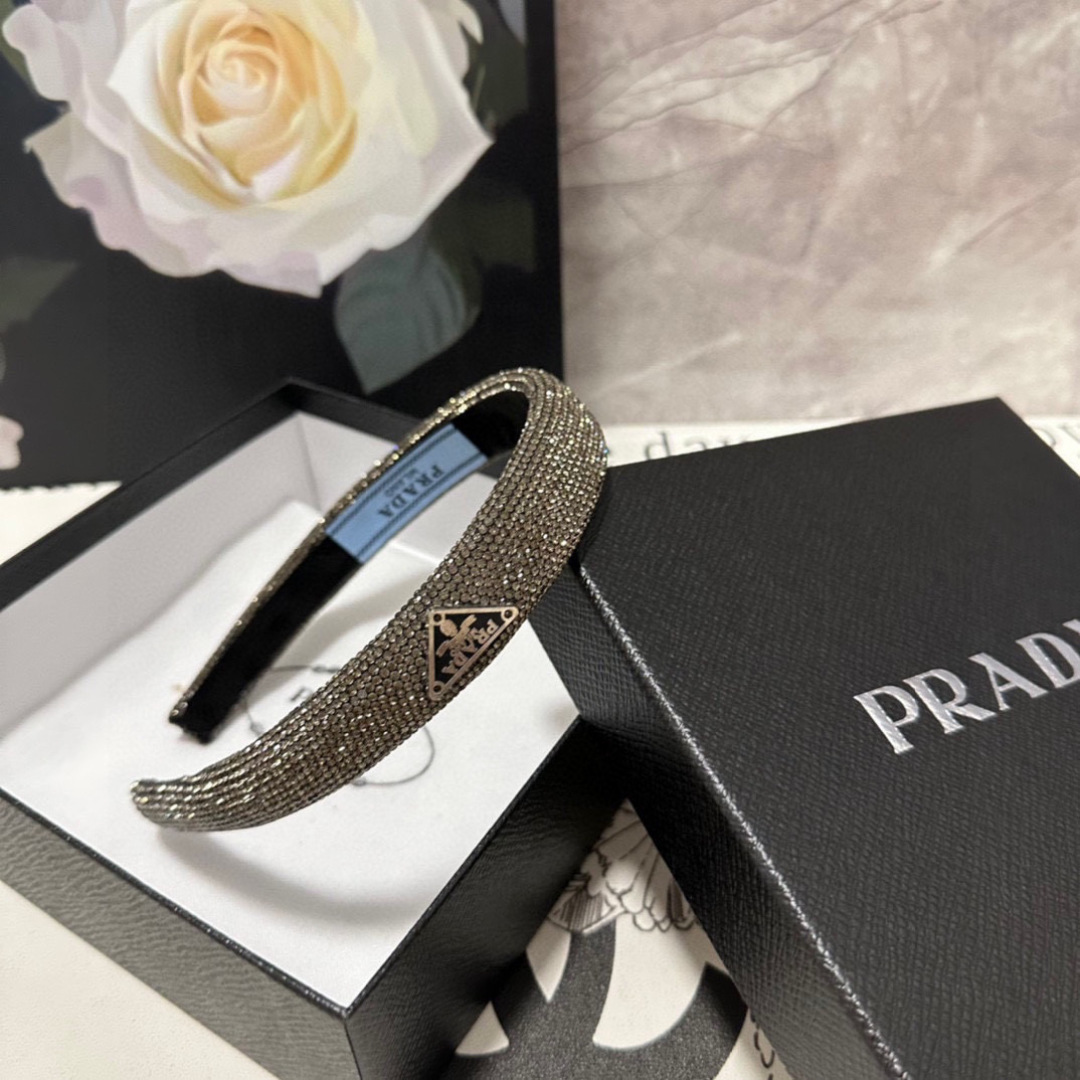  配专柜包装
Prada（普拉达）最新高工发箍
小仙女快入手
特殊材质 不嘞头
可盐可甜～
