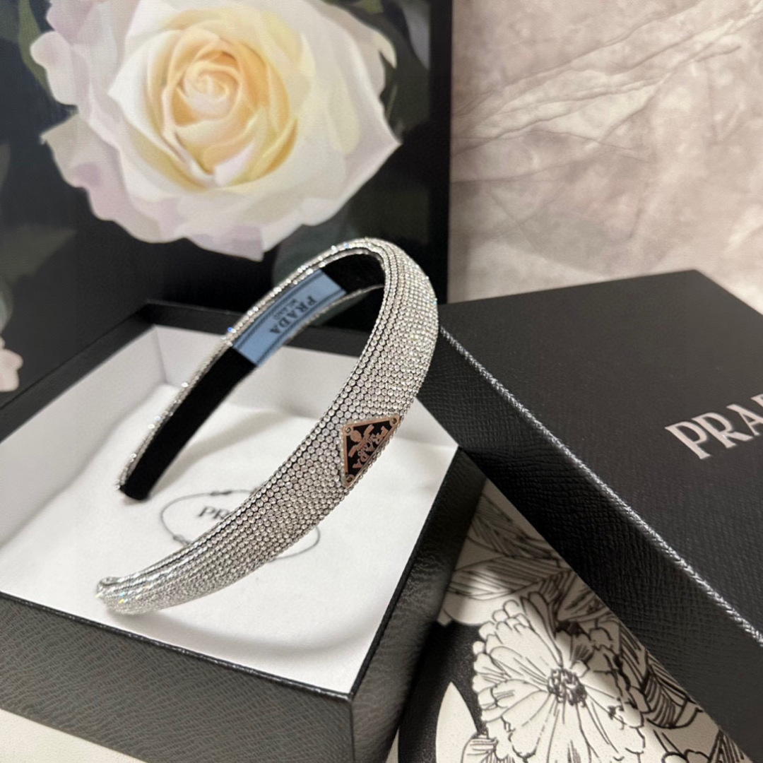  配专柜包装
Prada（普拉达）最新高工发箍
小仙女快入手
特殊材质 不嘞头
可盐可甜～