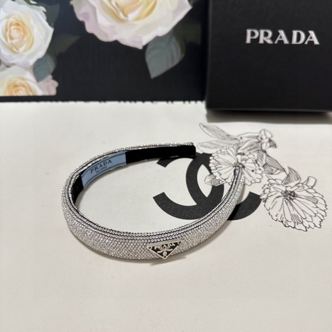  配专柜包装
Prada（普拉达）最新高工发箍
小仙女快入手
特殊材质 不嘞头
可盐可甜～