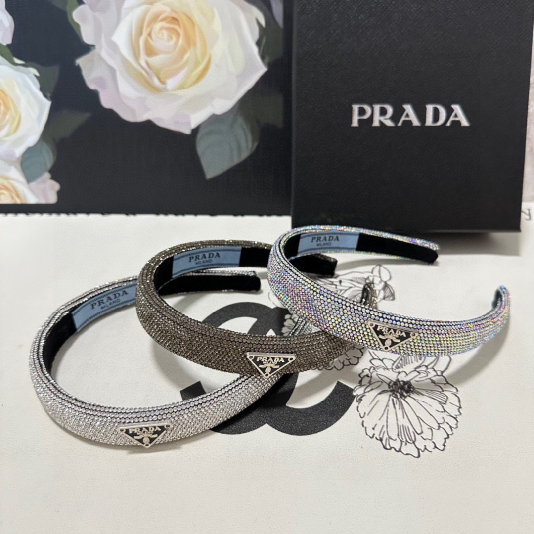  配专柜包装
Prada（普拉达）最新高工发箍
小仙女快入手
特殊材质 不嘞头
可盐可甜～