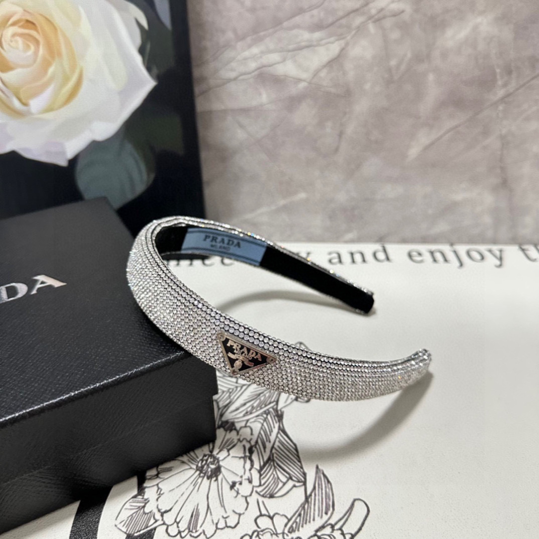  配专柜包装
Prada（普拉达）最新高工发箍
小仙女快入手
特殊材质 不嘞头
可盐可甜～