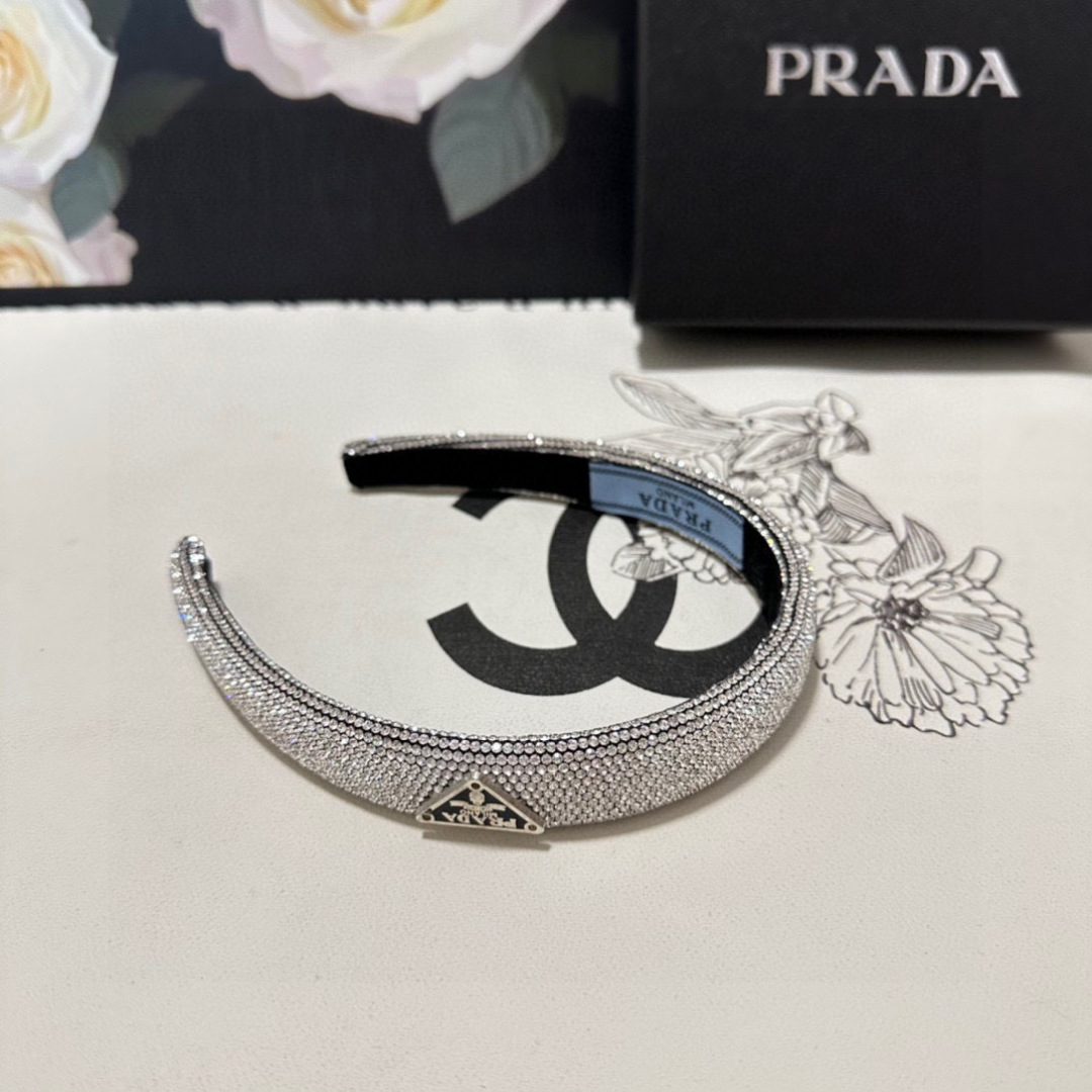  配专柜包装
Prada（普拉达）最新高工发箍
小仙女快入手
特殊材质 不嘞头
可盐可甜～