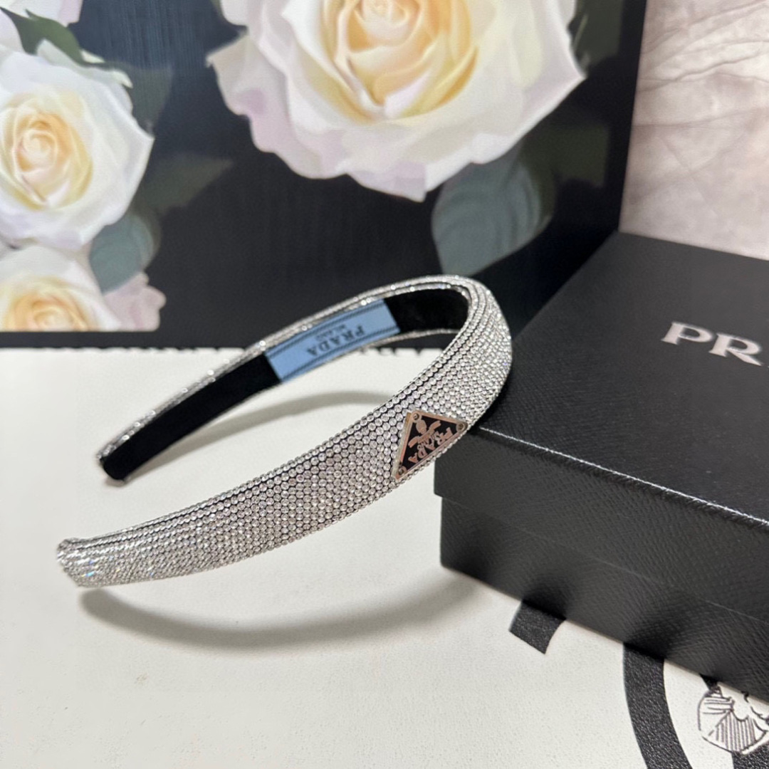  配专柜包装
Prada（普拉达）最新高工发箍
小仙女快入手
特殊材质 不嘞头
可盐可甜～